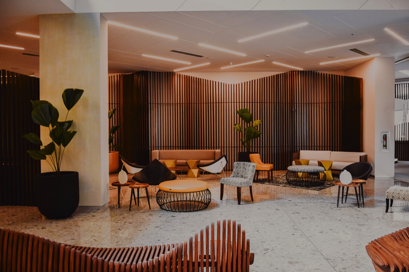 Einladende, warm beleuchtete Hotel-Lobby mit Sitzgruppen