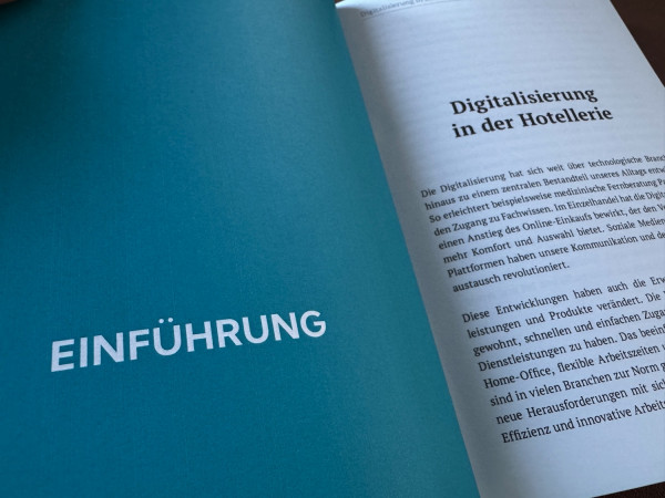 Aufgeschlagenes Buch: petrolfarbene Trennseite Einführung