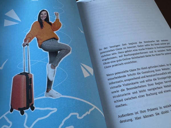 Aufgeschlagene Buchseiten mit klar gegliedertem Text