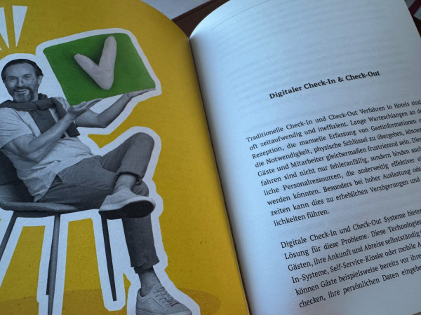 Aufgeschlagenes Buch: Collage-Illustration neben dem Kapitel Digitaler Check-in